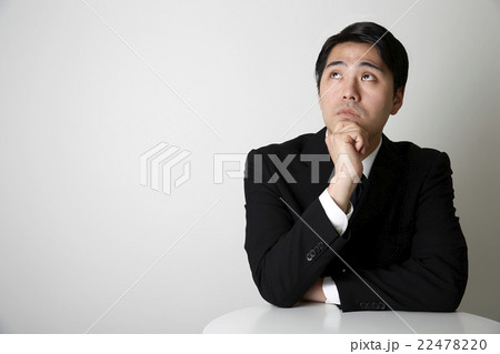 考えるビジネススーツ姿の男性 22478220