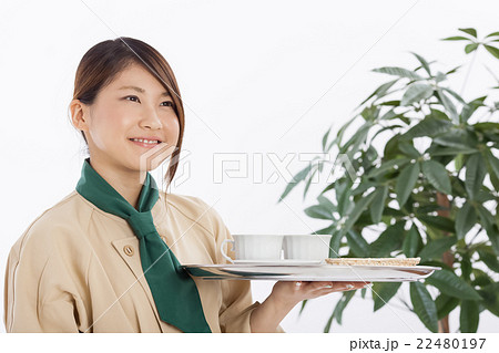 ウェイトレスのバイトをする可愛い女の子の写真素材
