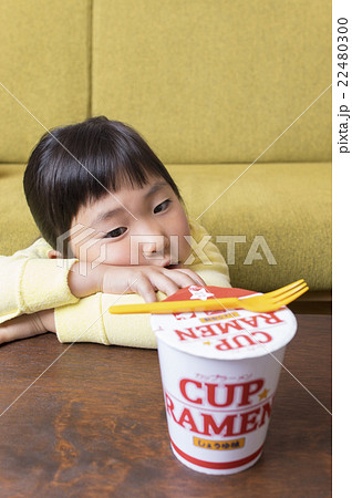 お腹がすいた子供 22480300