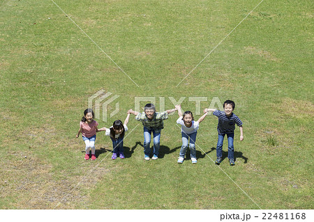 屋外の小学生 屋外の小学生 22481168