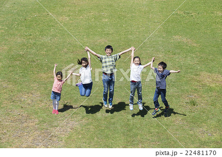 屋外の小学生 22481170