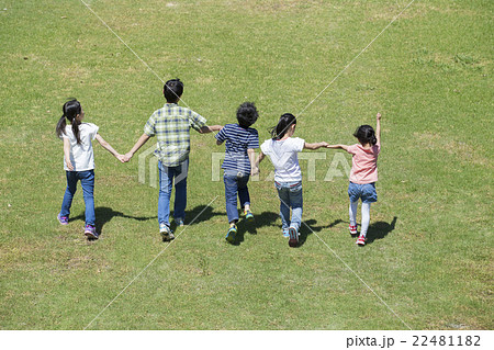 屋外の小学生 22481182