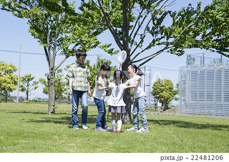 屋外の小学生 22481206