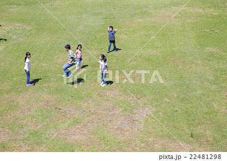 屋外の小学生 屋外の小学生 22481298