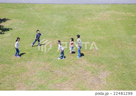 屋外の小学生 22481299