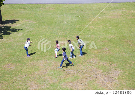 屋外の小学生 22481300