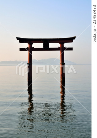 滋賀　白髭神社　湖畔の鳥居 22483433