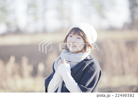 冬の女性 22490382