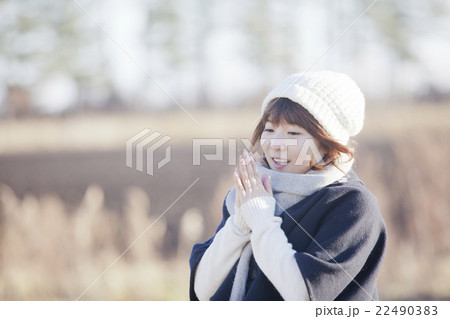 冬の女性 22490383