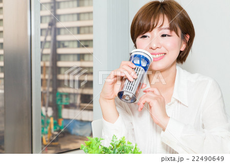 タンブラーで水を飲む女性 タンブラーで水を飲む女性 22490649
