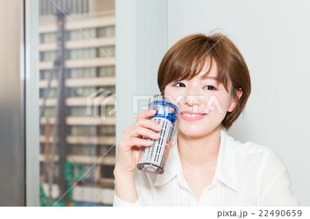 タンブラーで水を飲む女性 タンブラーで水を飲む女性 22490659