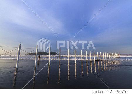 早朝の鵠沼海岸、江の島と夏の白杭 早朝の鵠沼海岸、江の島と夏の白杭 22490752