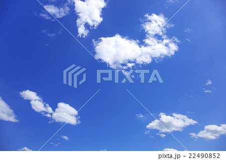 青空　空　雲　春の空　背景　背景素材　3月 22490852