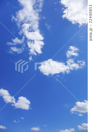 青空　空　雲　春の空　背景　背景素材　3月 22490853