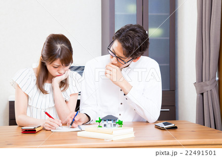 不動産計画　マイホーム計画　模型　家　注文住宅　木の机 22491501