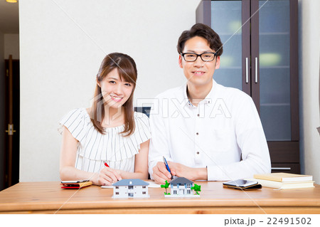 不動産計画 マイホーム計画 模型 家 注文住宅 木の机 不動産計画 マイホーム計画 模型 家 注文住宅 木の机 22491502