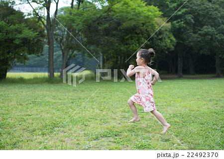 裸足で走る女の子の写真素材