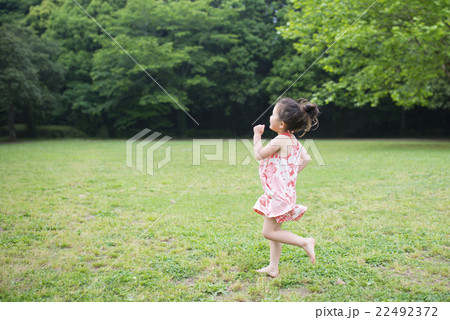 裸足で走る女の子の写真素材