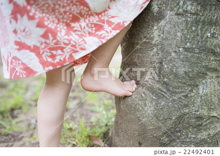 木登りをする子供の足 22492401