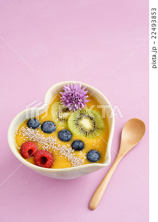 Peach smoothie bowl 22493853