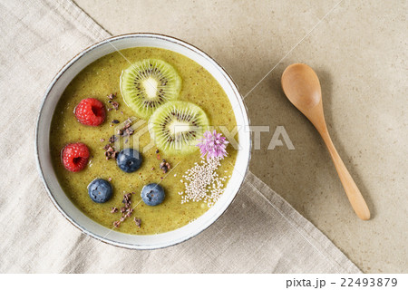 Kiwi smoothie bowl Kiwi smoothie bowl 22493879