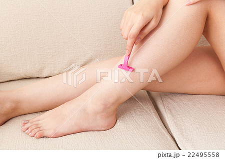 脚のむだ毛を処理する女性 22495558