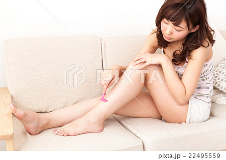 脚のむだ毛を処理する女性 22495559