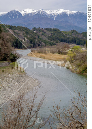中央アルプスをバックに天竜川 22495834