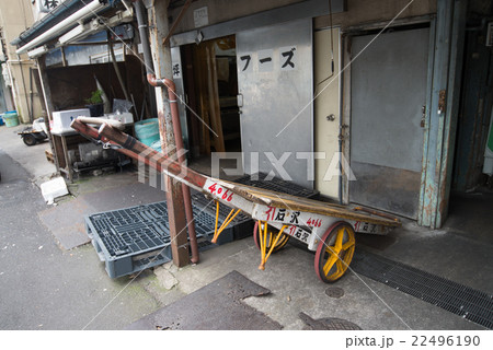 築地市場 まぐろ用台車 台車 車 荷台 屋外 荷物 運ぶ 輸送の写真素材