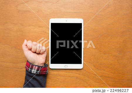 タブレットと手　合成素材 22496227