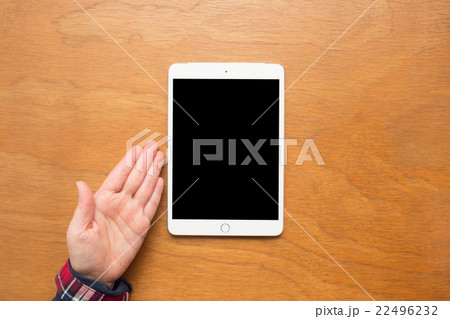 タブレットと手　合成素材 22496232