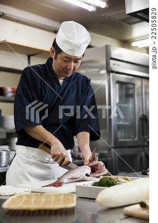 鯛をさばく調理師 鯛をさばく調理師 22505829