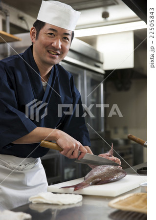 鯛をさばく調理師 22505843