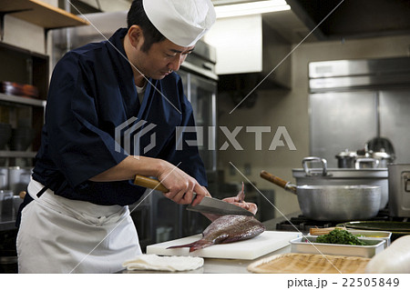 鯛をさばく調理師 22505849