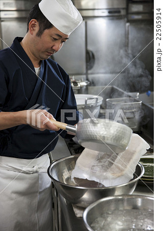 鯛の松皮造りを作る調理師 鯛の松皮造りを作る調理師 22505914