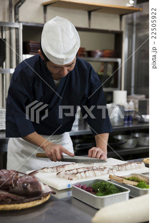 鯛の松皮造りを切る調理師 22505922