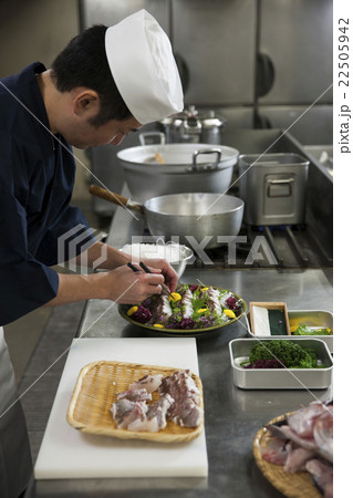 鯛の松皮造りを盛り付ける調理師 鯛の松皮造りを盛り付ける調理師 22505942