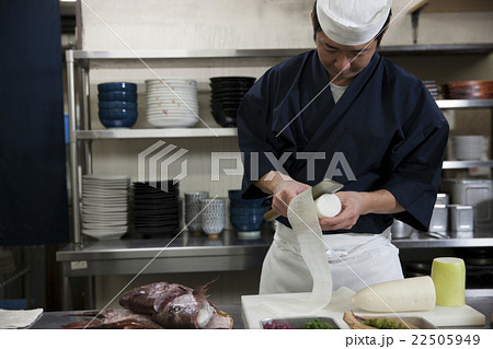 大根の桂剥きを剥く調理師 大根の桂剥きを剥く調理師 22505949