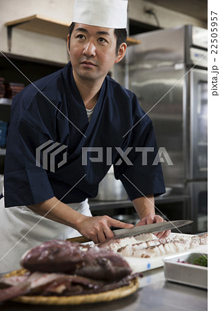鯛の松皮造りを切る調理師 鯛の松皮造りを切る調理師 22505957