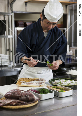 鯛の松皮造りを盛り付ける調理師 鯛の松皮造りを盛り付ける調理師 22505960
