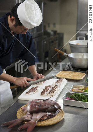 鯛の松皮造りを切る調理師 鯛の松皮造りを切る調理師 22505963