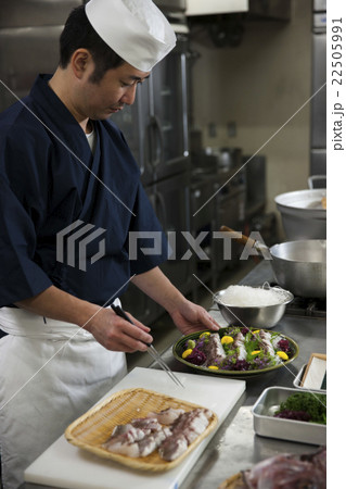 鯛の松皮造りを盛り付ける調理師 鯛の松皮造りを盛り付ける調理師 22505991