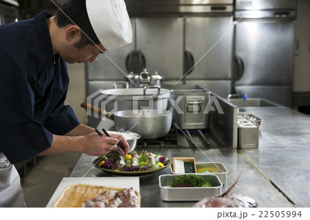 鯛の松皮造りを盛り付ける調理師 鯛の松皮造りを盛り付ける調理師 22505994