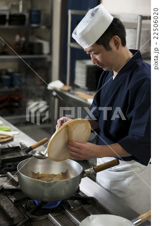 落し蓋と玉杓子を持つ調理師 落し蓋と玉杓子を持つ調理師 22506020