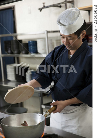 落し蓋を持つ調理師 落し蓋を持つ調理師 22506023