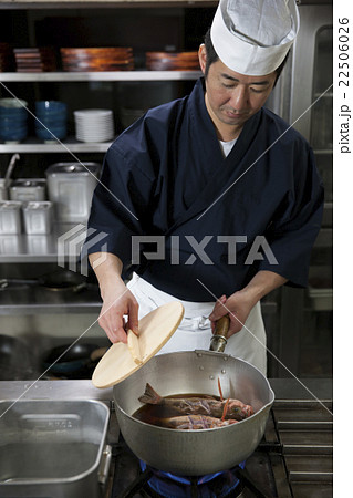 落し蓋を持つ調理師 落し蓋を持つ調理師 22506026