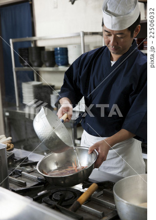 メバルの下ごしらえをする調理師 メバルの下ごしらえをする調理師 22506032