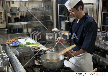 落し蓋と玉杓子を持つ調理師 22506038
