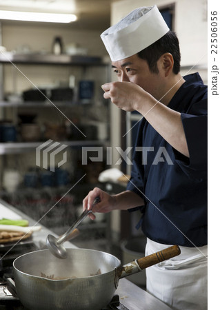 煮魚の味見をする調理師 22506056
