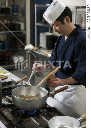 落し蓋と玉杓子を持つ調理師 落し蓋と玉杓子を持つ調理師 22506080